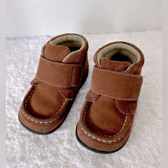 See Kai Run Desmond Suede Chukka Boot in Camel Size 7 - Picture 1 of 9